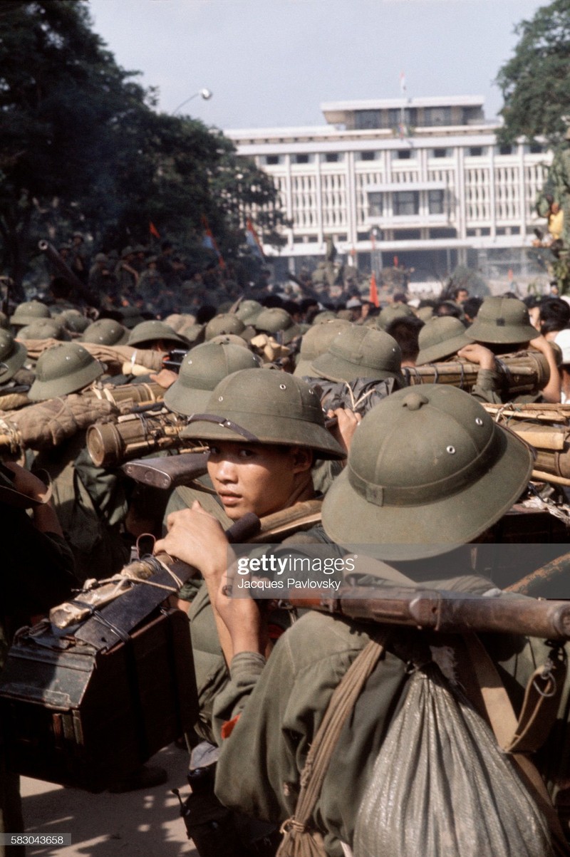 Bau khong khi hao huc cua Sai Gon ngay 30/4/1975 qua anh doc-Hinh-6