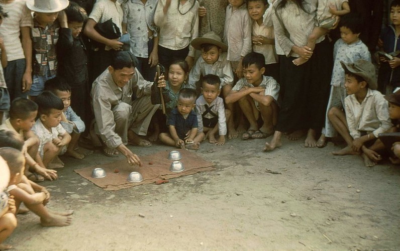Canh muu sinh tren duong pho Sai Gon nam 1956-Hinh-2