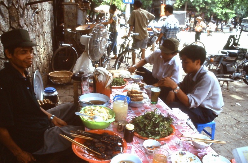 Cuoc song nhon nhip o khu pho co Ha Noi nam 1995-Hinh-2