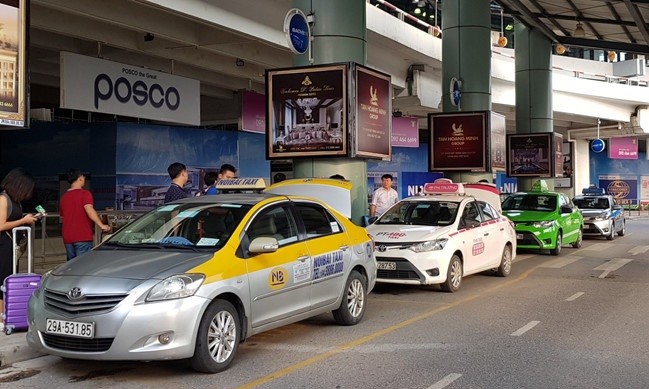 Nhan vien san bay Noi Bai bi lai xe taxi cam dao doa dam