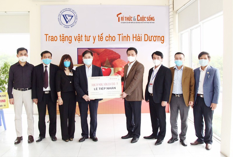 COVID-19: Chu tich VUSTA Phan Xuan Dung trao tang vat tu y te cho tinh Hai Duong