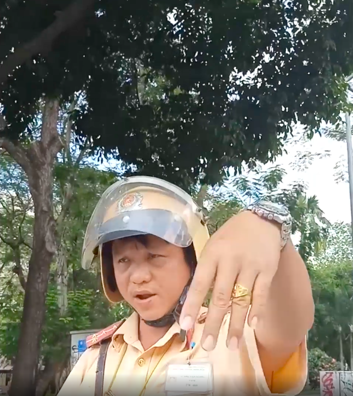 CSGT o Sai Gon chui tuc khi bi tai xe quay clip