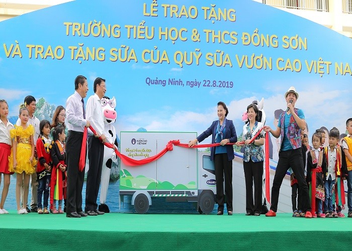 Tre em Quang Ninh don truong moi tu Chu tich Quoc hoi va 71 ngan ly sua ngon-Hinh-4