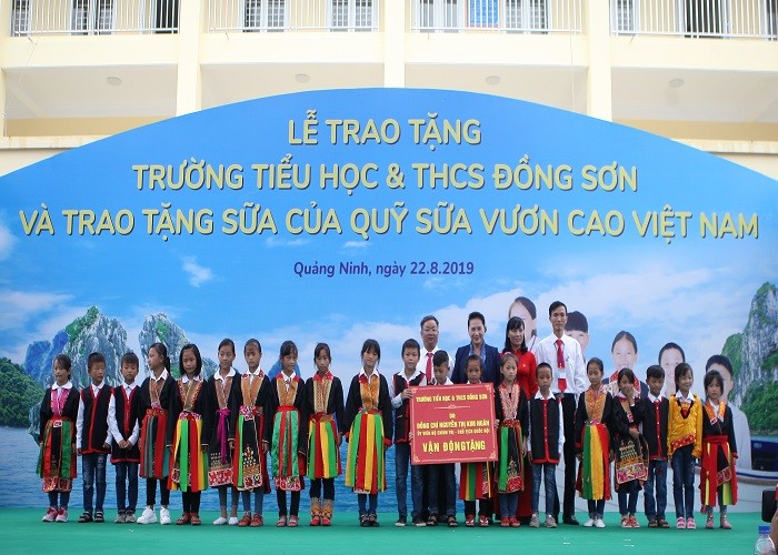 Tre em Quang Ninh don truong moi tu Chu tich Quoc hoi va 71 ngan ly sua ngon