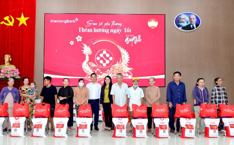 KienlongBank trao tang hon 8.000 phan qua cho ba con don Tet Giap Thin 2024-Hinh-3