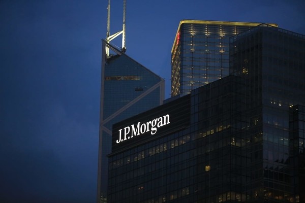JP Morgan: Co phieu Vietcombank, Techcombank, ACB va VPBank co the tang 14-68% trong 1 nam toi