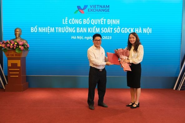 Chan dung Tong giam doc va Truong Ban kiem soat So GDCK Ha Noi-Hinh-2
