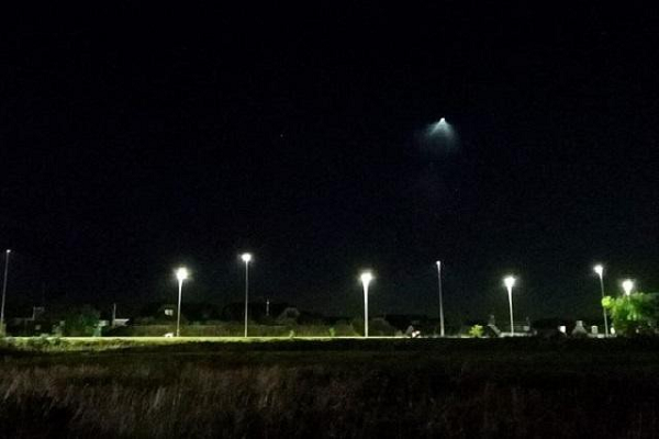 'Nga ngua' voi viec UFO phat sang khien hang tram nguoi hoang so