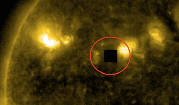 UFO di chuyen gan Mat Troi bat ngo lot vao livestream cua NASA?-Hinh-2