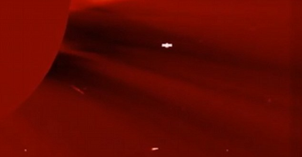 UFO di chuyen gan Mat Troi bat ngo lot vao livestream cua NASA?-Hinh-7
