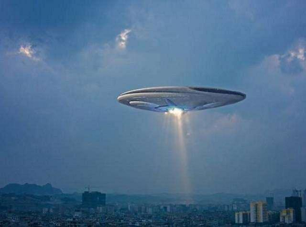 Nu phi cong My tung cham tran UFO va tiet lo gay rung dong-Hinh-10