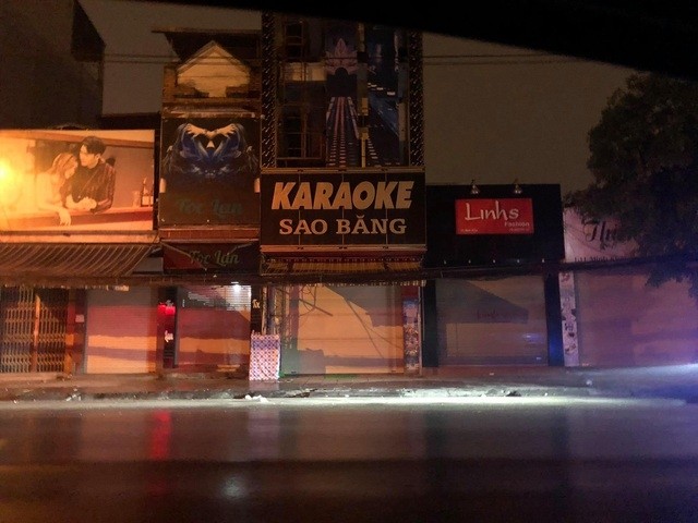 Cach ly xa hoi vi COVID-19: Quan karaoke, bar van 'ngoai dong cua, trong ruou bia ma tuy'-Hinh-7