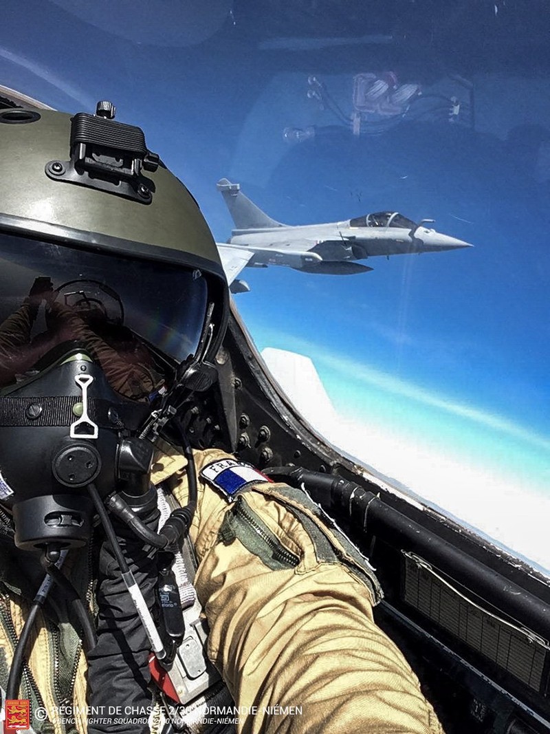 Phi cong selfie tren chien dau co Su-30 dang bay