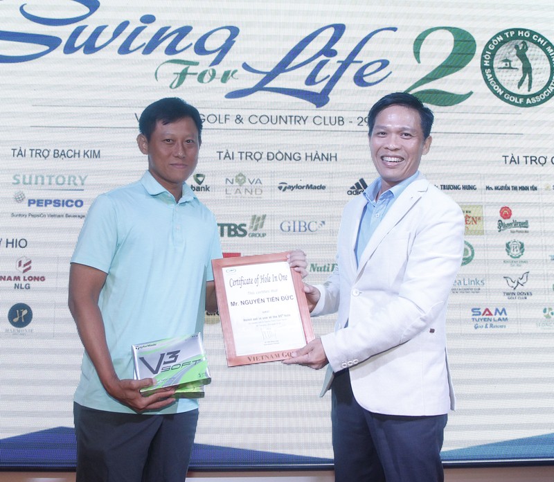 Quang Anh bao ve thanh cong ngoi vo dich giai Swing For Life 2019-Hinh-2