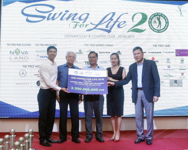 Quang Anh bao ve thanh cong ngoi vo dich giai Swing For Life 2019-Hinh-3
