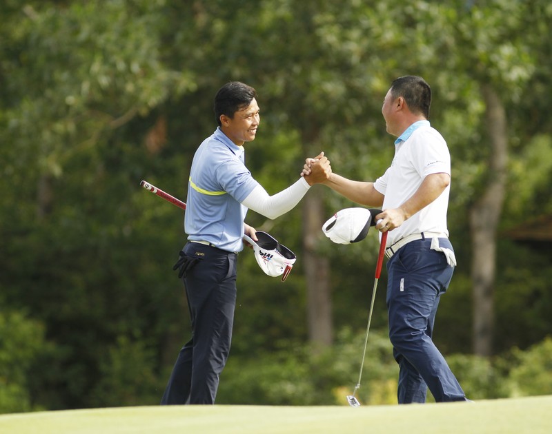 Tang Nhon Phu lap ky luc vong golf 64 gay