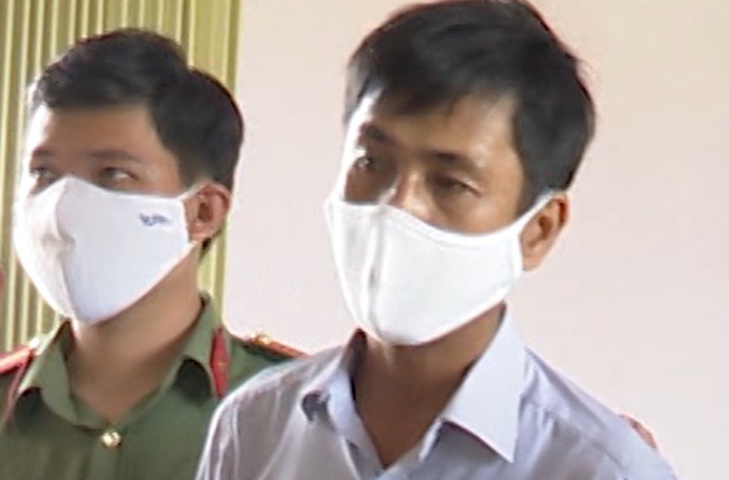 Bat tam giam giam doc lam gia van ban cua UBND tinh Vinh Long