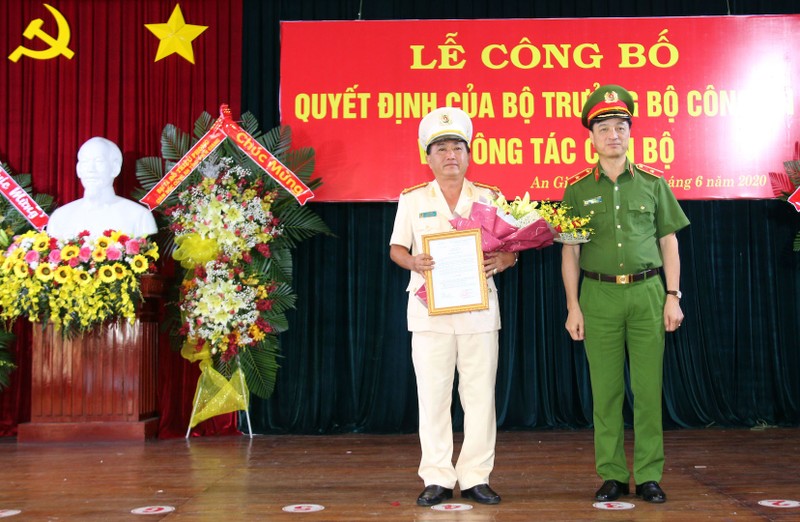 Dai ta Dinh Van Noi giu chuc vu giam doc Cong an An Giang-Hinh-2
