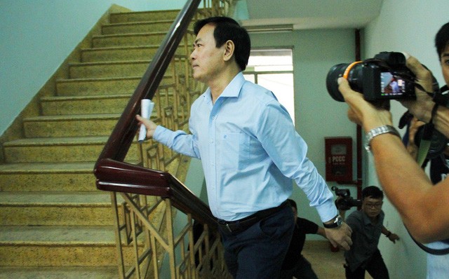 Nhung khoanh khac phien xu Nguyen Huu Linh om hon be gai trong thang may-Hinh-2