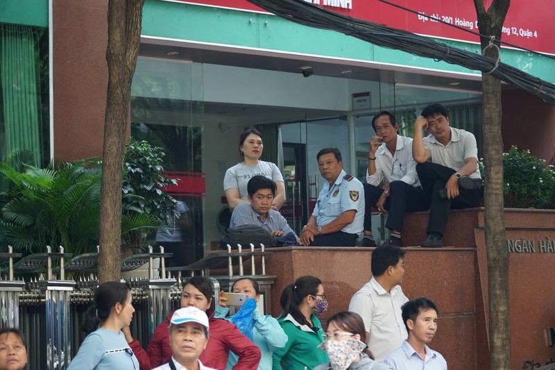 Nhung khoanh khac phien xu Nguyen Huu Linh om hon be gai trong thang may-Hinh-4