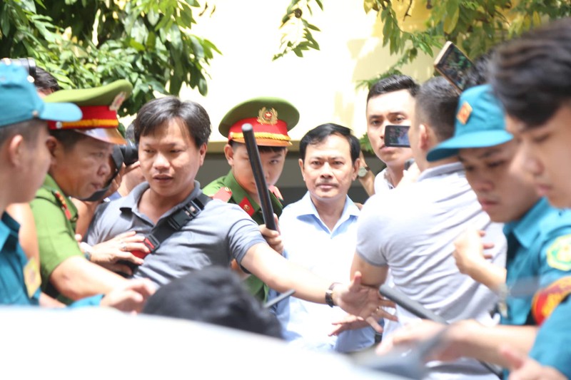 Nhung khoanh khac phien xu Nguyen Huu Linh om hon be gai trong thang may-Hinh-5