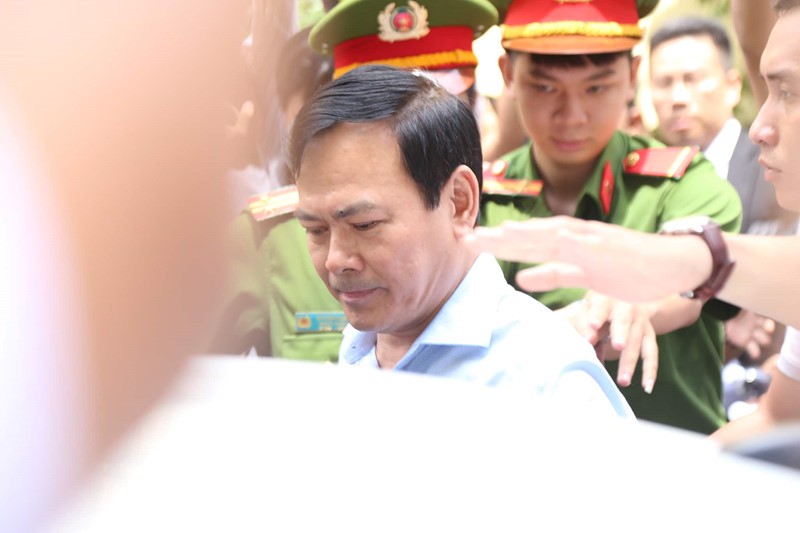 Ngay mai, ong Nguyen Huu Linh sam so be gai trong thang may tiep tuc hau toa