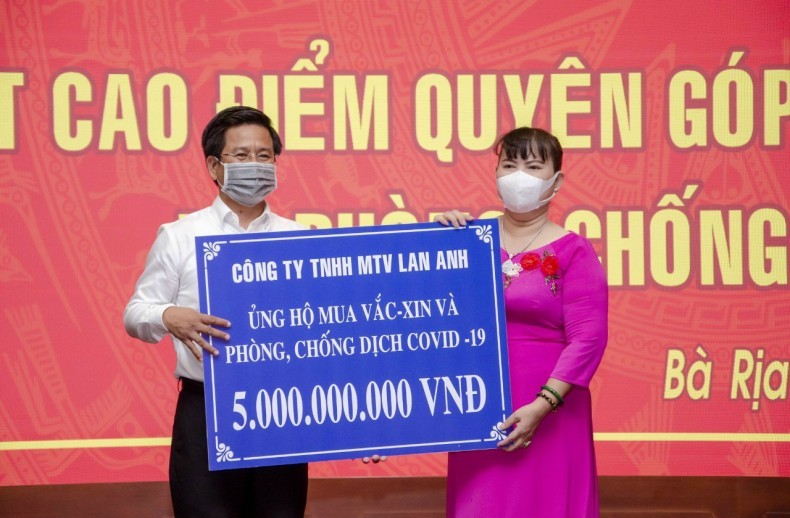 BDS Lan Anh ung ho 10 ty dong mua vaccine phong chong dich COVID-19