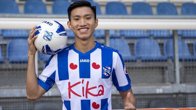 Vi sao Doan Van Hau khong the ra san tran doi dau Ajax Amsterdam?