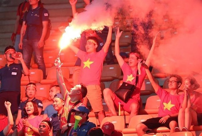 Doi tuyen Viet Nam vs Malaysia: VFF lap camera phong phao sang