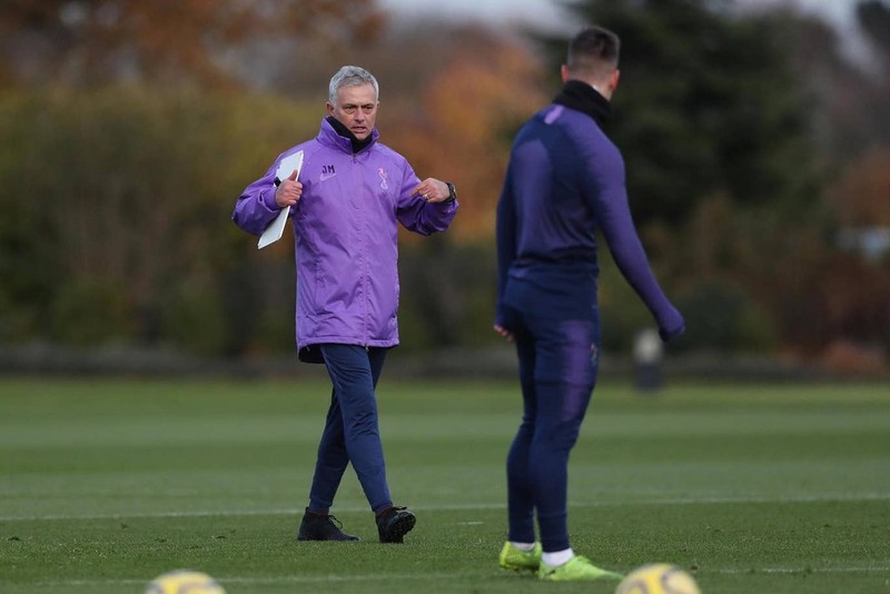Xem Mourinho chi dao cac cau thu Tottenham trong buoi tap dau tien-Hinh-5