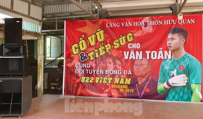 Gia dinh thu mon Van Toan o Hai Phong lam 60 mam co moi ca xa den xem tran chung ket-Hinh-2
