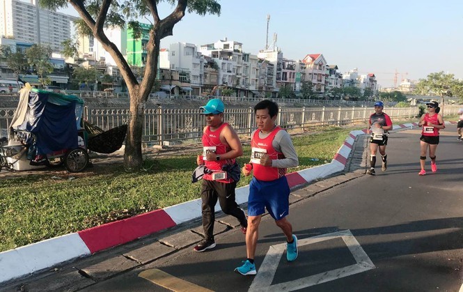 Sau khi nghi viec nha nuoc, ong Doan Ngoc Hai chay marathon 42km va doat huy chuong