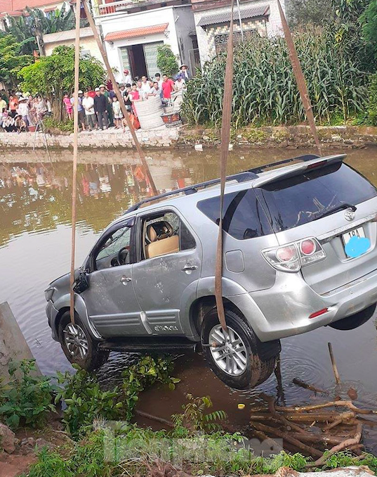 Xe Fortuner mat lai lao xuong song, 2 nguoi tu vong-Hinh-2