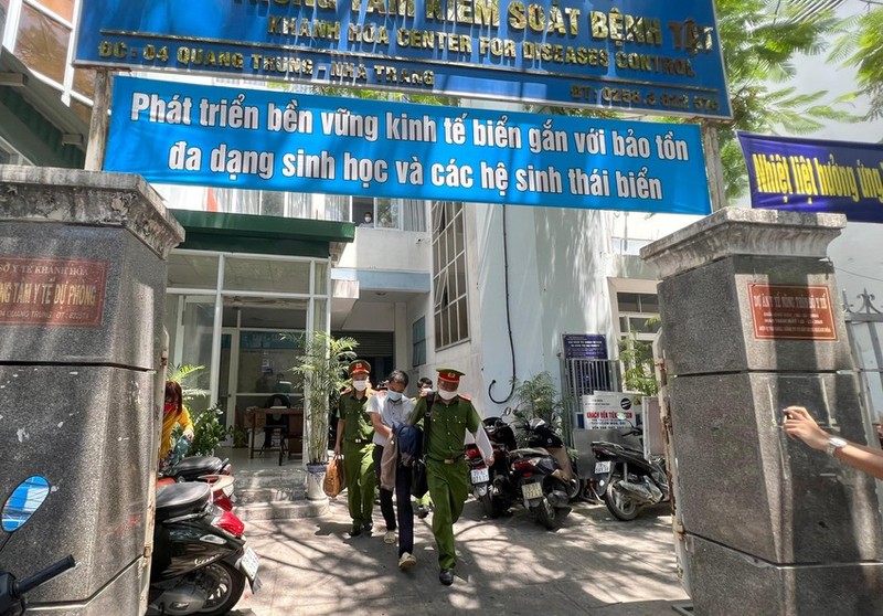 Can canh cong an kham xet, thu giu nhieu thung tai lieu tai CDC Khanh Hoa-Hinh-9