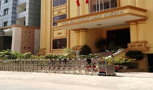 Sang nay, Nguyen Huu Linh dam o be gai trong thang may ra toa