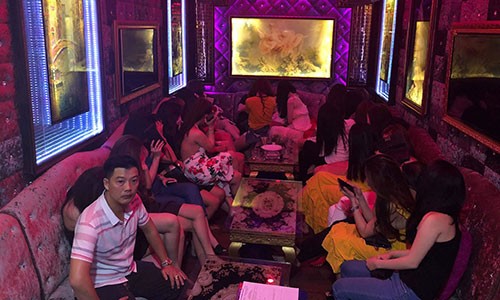 Hon 60 co gai “thieu vai” chay tan loan trong quan karaoke khong phep-Hinh-2