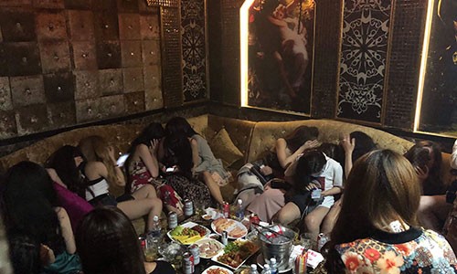 Hon 60 co gai “thieu vai” chay tan loan trong quan karaoke khong phep