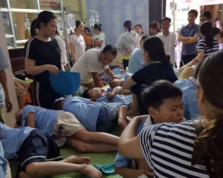 Ninh Binh: Hon 200 hoc sinh truong Dinh Tien Hoang nhap vien nghi ngo doc thuc pham
