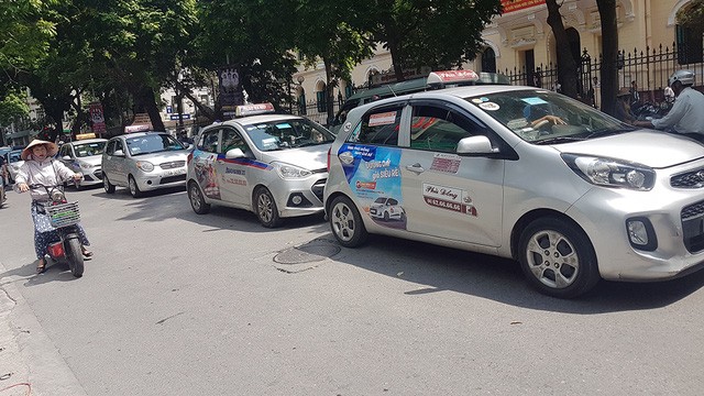 Taxi Ha Noi yeu cau dung khan cap Grab-Uber