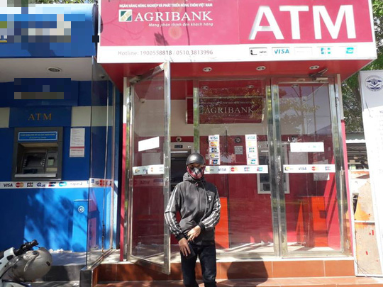 Nhieu chu the ATM cua Agribank buc xuc vi khong rut duoc tien
