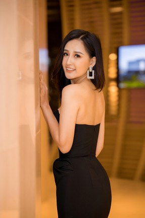 Mai Phuong Thuy mac vay khoet nguc khoe vong 1 sexy-Hinh-9