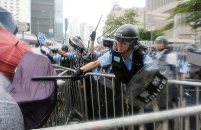 Bieu tinh o Hong Kong: Hoi cay, voi rong, dan cao su co het