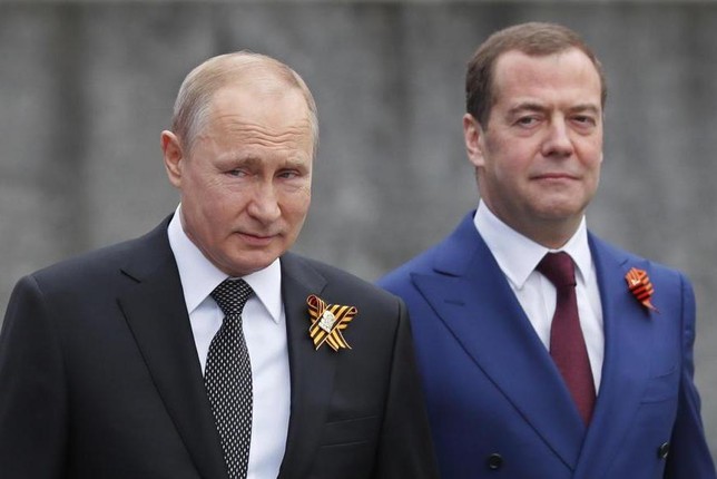 Nhung hinh anh ve tinh chien huu cua Tong thong Putin va cuu Thu tuong Medvedev-Hinh-2