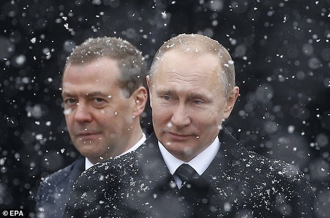 Nhung hinh anh ve tinh chien huu cua Tong thong Putin va cuu Thu tuong Medvedev-Hinh-4