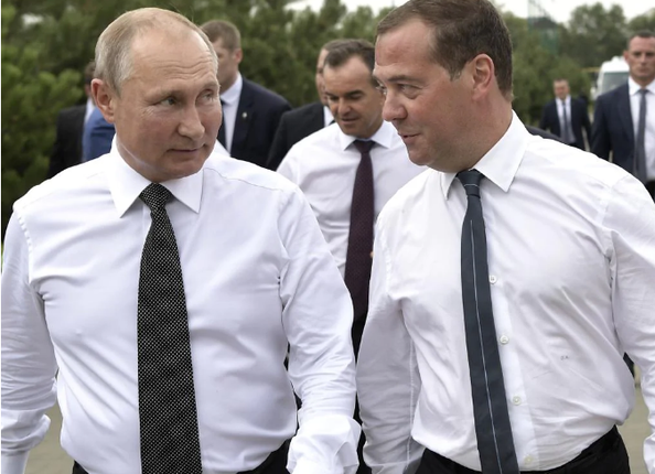 Nhung hinh anh ve tinh chien huu cua Tong thong Putin va cuu Thu tuong Medvedev-Hinh-5