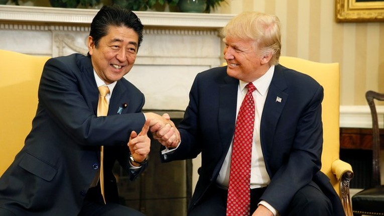 Nhung lan Thu tuong Abe 'ngoai giao san golf' voi Tong thong Trump-Hinh-2