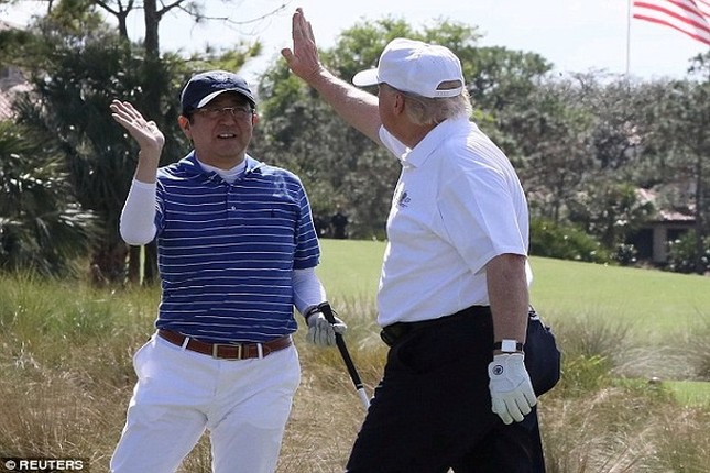Nhung lan Thu tuong Abe 'ngoai giao san golf' voi Tong thong Trump-Hinh-9