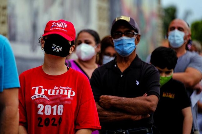 Anh: Tong thong Trump deo khau trang di bo phieu som tai bang Florida-Hinh-11