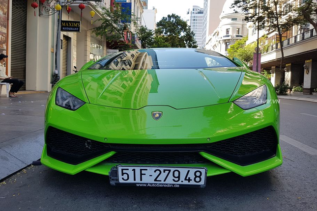 Thieu gia Phan Hoang cuoi sieu xe Lamborghini Huracan choi Tet-Hinh-2