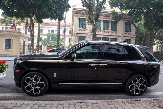 Rolls-Royce Cullinan 'do' Black Badge ca tinh giua Ha Noi-Hinh-10